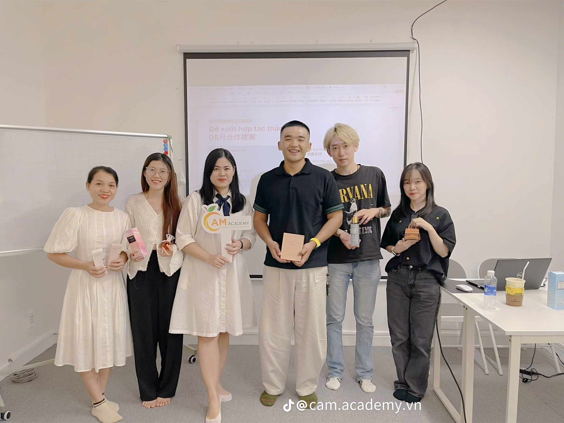 Đào tạo doanh nghiệp 1-1: Giải pháp tối ưu hóa vận hành và bứt phá doanh số cho Local Brand